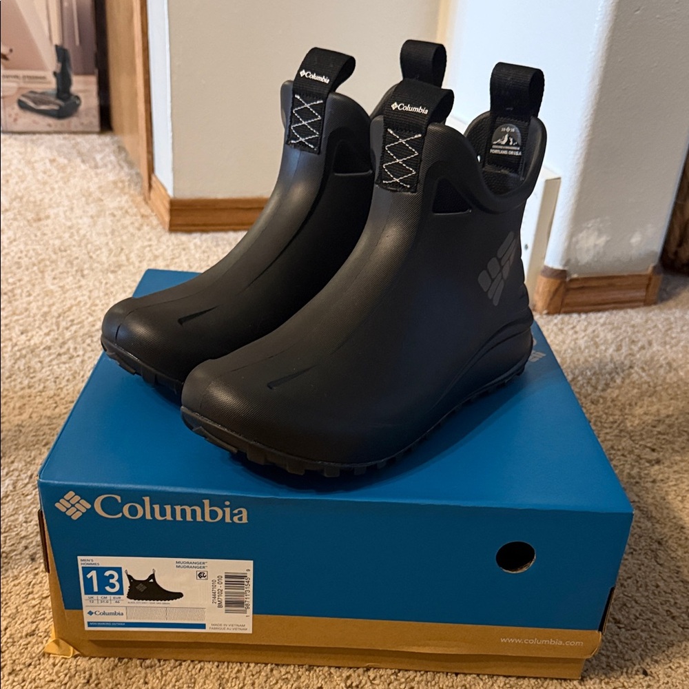 Men’s Columbia Black Waterproof Ankle Boots size 13